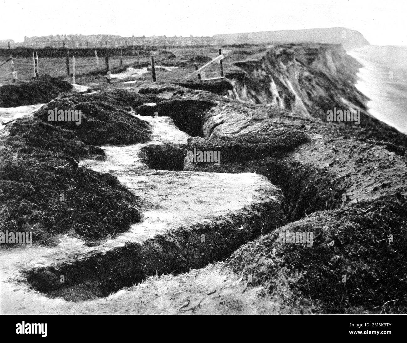 Enchâssements, semblables au type utilisé à l'avant, sur les falaises le long de la côte est de l'Angleterre. Date: P Banque D'Images