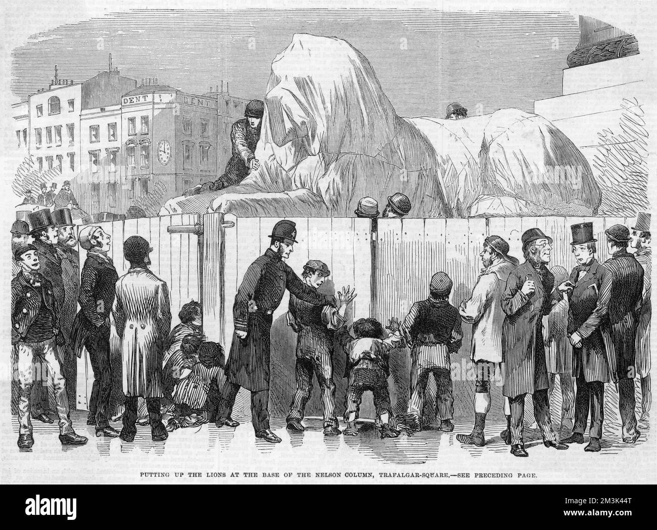 Construction des statues du lion au pied de la colonne Nelson, Trafalgar Square, Londres, 1867. En arrière-plan, l'un des lions est maintenu « sous les enrubannages », tandis qu'au premier plan, un policier garde un œil sur un certain nombre d'enfants qui regardent la clôture. 1867 Banque D'Images