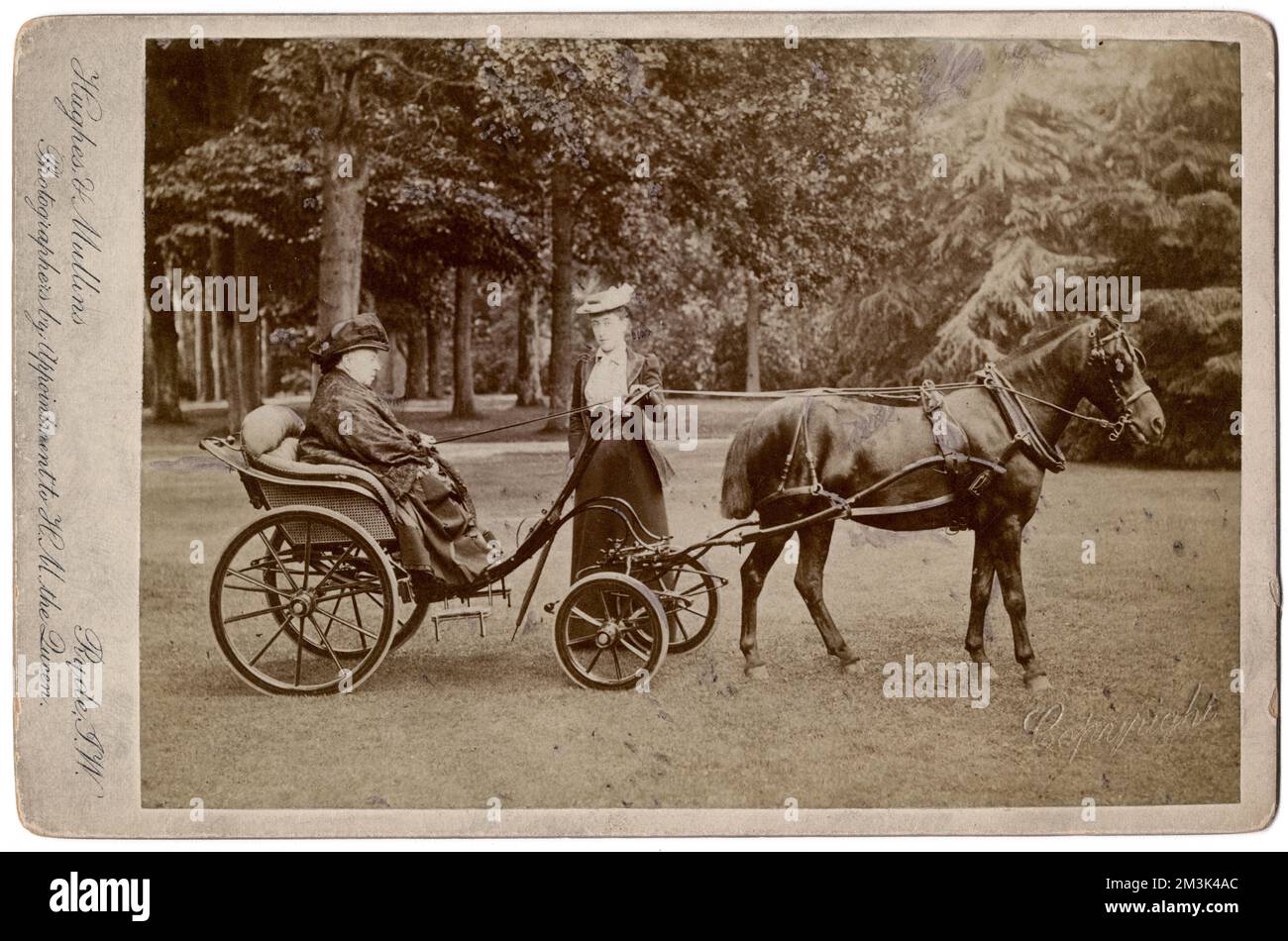 Photographie montrant la reine Victoria assise dans un piège à poney ou un chariot accompagné de sa petite-fille la princesse Victoria du Schleswig-Holstein à la maison Osborne, île de Wight, en 1892. Date: 1892 Banque D'Images