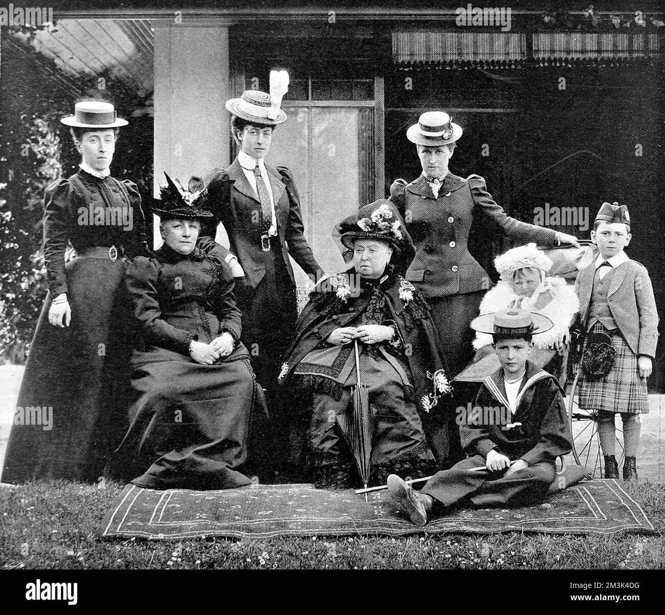 Un groupe royal à Balmoral, Écosse en 1898 montrant, de gauche à droite, la princesse Victoria du Schleswig-Holstein, la princesse Leiningen, la princesse Victoria du pays de Galles, la reine Victoria, la princesse Henry de Prusse, le prince Waldemar de Prusse et le prince Maurice de Battenberg. 1898 Banque D'Images