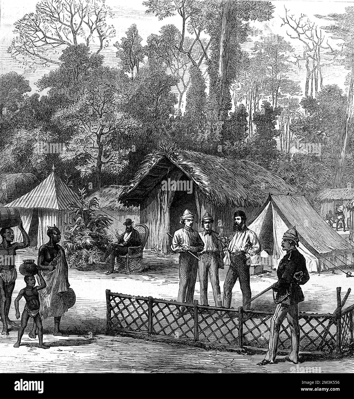 Quartiers des correspondants des journaux dans le camp de Prahsu. L'homme assis est le correspondant du temps. Parmi les trois hommes réunis, on peut citer le New York Herald, The Illustrated London News (milieu) et les journaux Standard pour faire rapport sur la guerre. La deuxième guerre d'Ashanti entre,1873-74, fut entre le roi Kofi Karikari, dirigeant des Ashanti (ou Asantehene), et les Britanniques. Tous deux tentaient de sécuriser la ville côtière d'Elmina sur la côte ouest de l'Afrique, également connue sous le nom de Gold Coast. Date: 1874 Banque D'Images