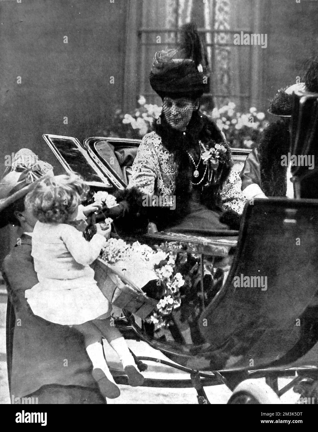 La reine Alexandra reçoit une rose d'un enfant, Londres Banque D'Images