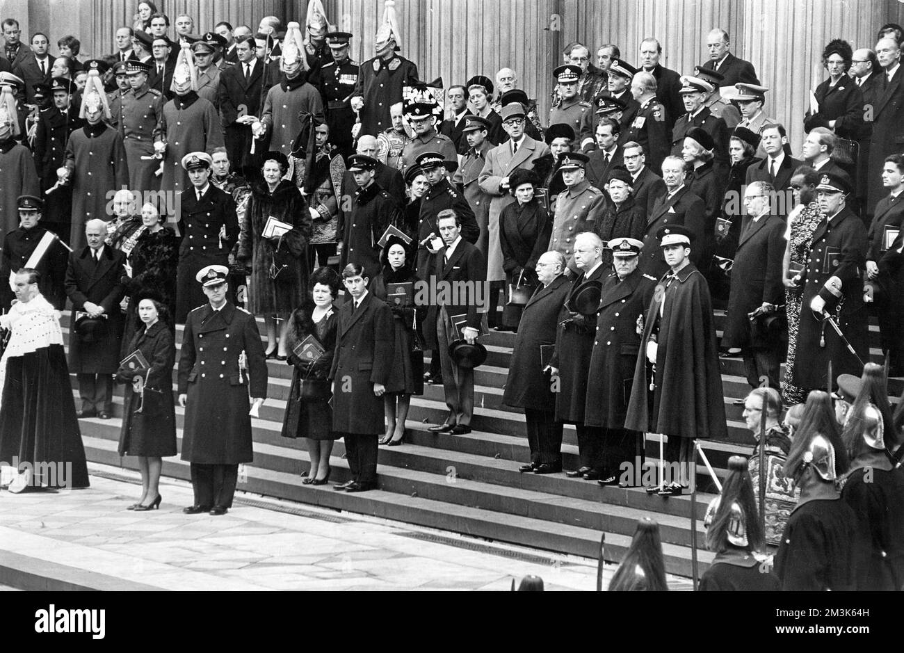 Royalties et hommes d'État de nombreuses nations sur les marches de Saint-Paul pour regarder le départ du cercueil alors que commence la dernière étape de son voyage à Bladon. 1965 Banque D'Images
