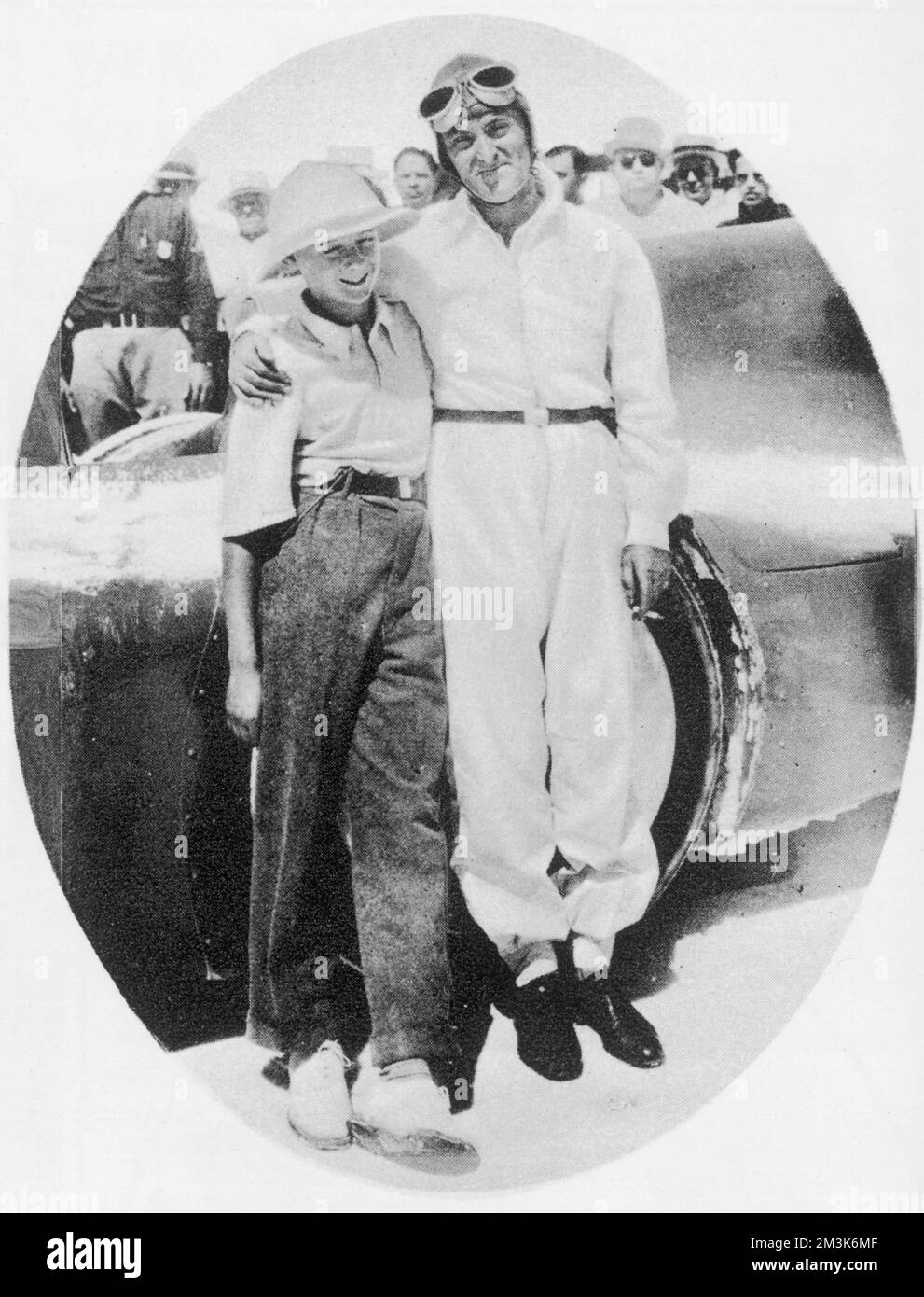 Sir Malcolm Campbell (1885 - 1948), son fils, Donald Campbell (1921 - 1967), debout à côté de « Bluebird » après une des tentatives de Malcolm de record de vitesse sur les Utah Salt Flats. Banque D'Images
