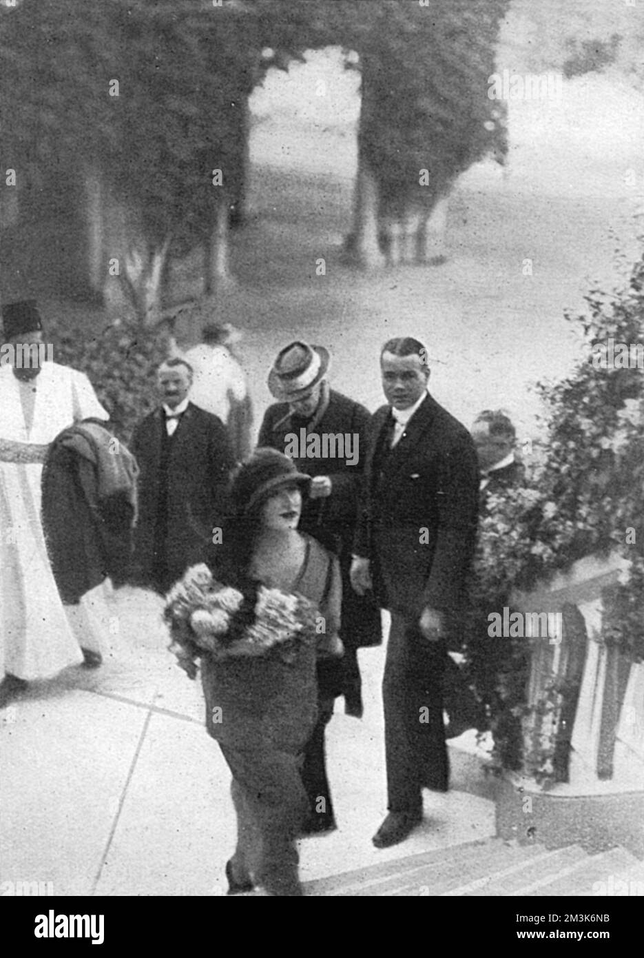 Lord Carnarvon est arrivé à Louxor du Caire sur 29 janvier 1923 pour l'ouverture de la chambre intérieure scellée au tombeau du roi Toutankhamen. Le gouverneur de la province de Kena a présenté à Lady Evelyn Herbert un grand bouquet de fleurs. 1923 Banque D'Images