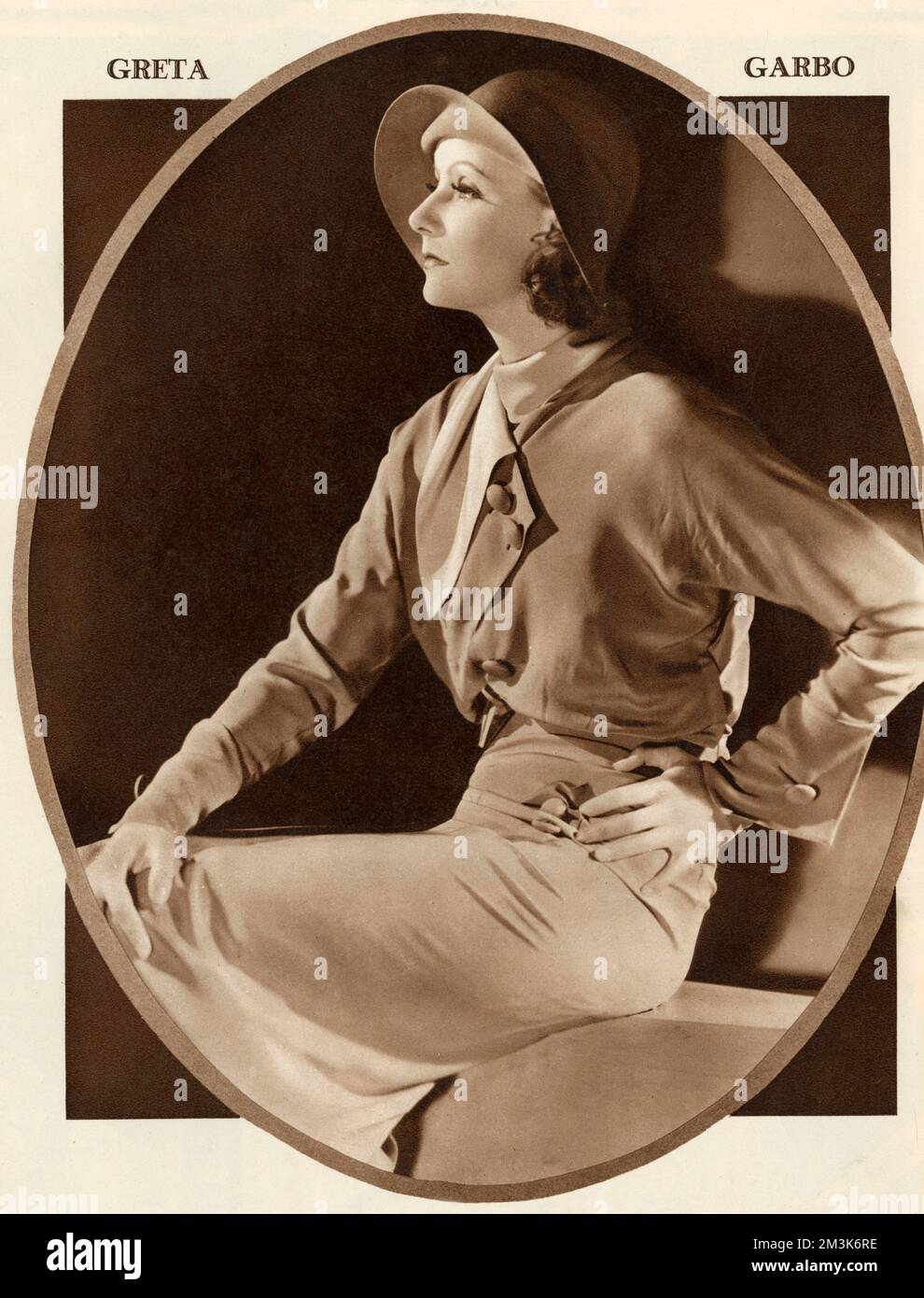 GRETA Garbo (1905 - 1990), né à Stockholm, a été « poté » lors de ses études à l'École Royale de Théâtre dramatique par le réalisateur suédois Mauritz Stiller. Son premier film hollywoodien était « The Temptress » 1926. Parmi ses autres succès, on peut citer 'Queen Christina' (1933), 'Anna Karenina' (1935) et 'Ninotchka' (1939). Elle a pris sa retraite des films en 1941, après avoir reçu de mauvaises critiques pour « femme à deux faces ». Elle a passé le reste de sa vie à vivre comme reclus à New York. 1931 Banque D'Images