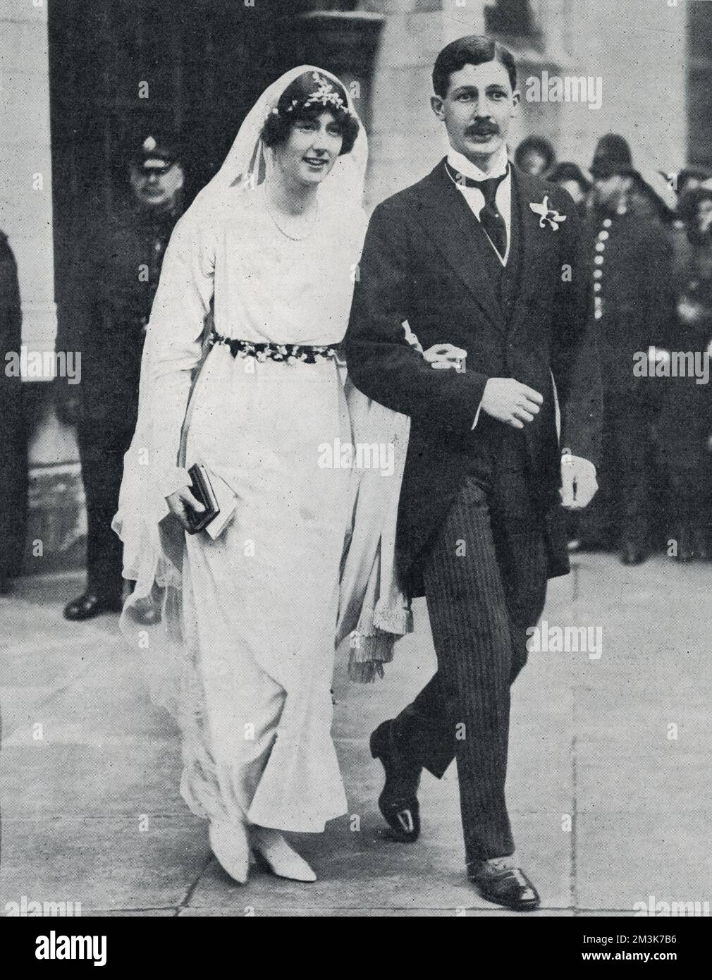 Une photographie de Harold Macmillan et de Lady Dorothy Macmillan quittant St Margaret's, Westminster. Date : 28th avril 1920 Banque D'Images