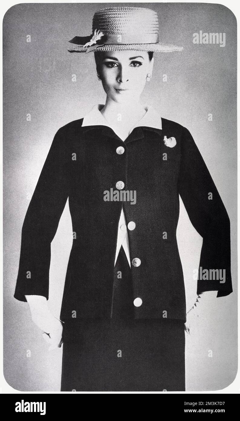 Balenciaga Paris collection mode, laine marine manches minces veste costume avec boutons en laiton gauche ouvert, jupe étroite, col en lin. Date: 1965 Banque D'Images