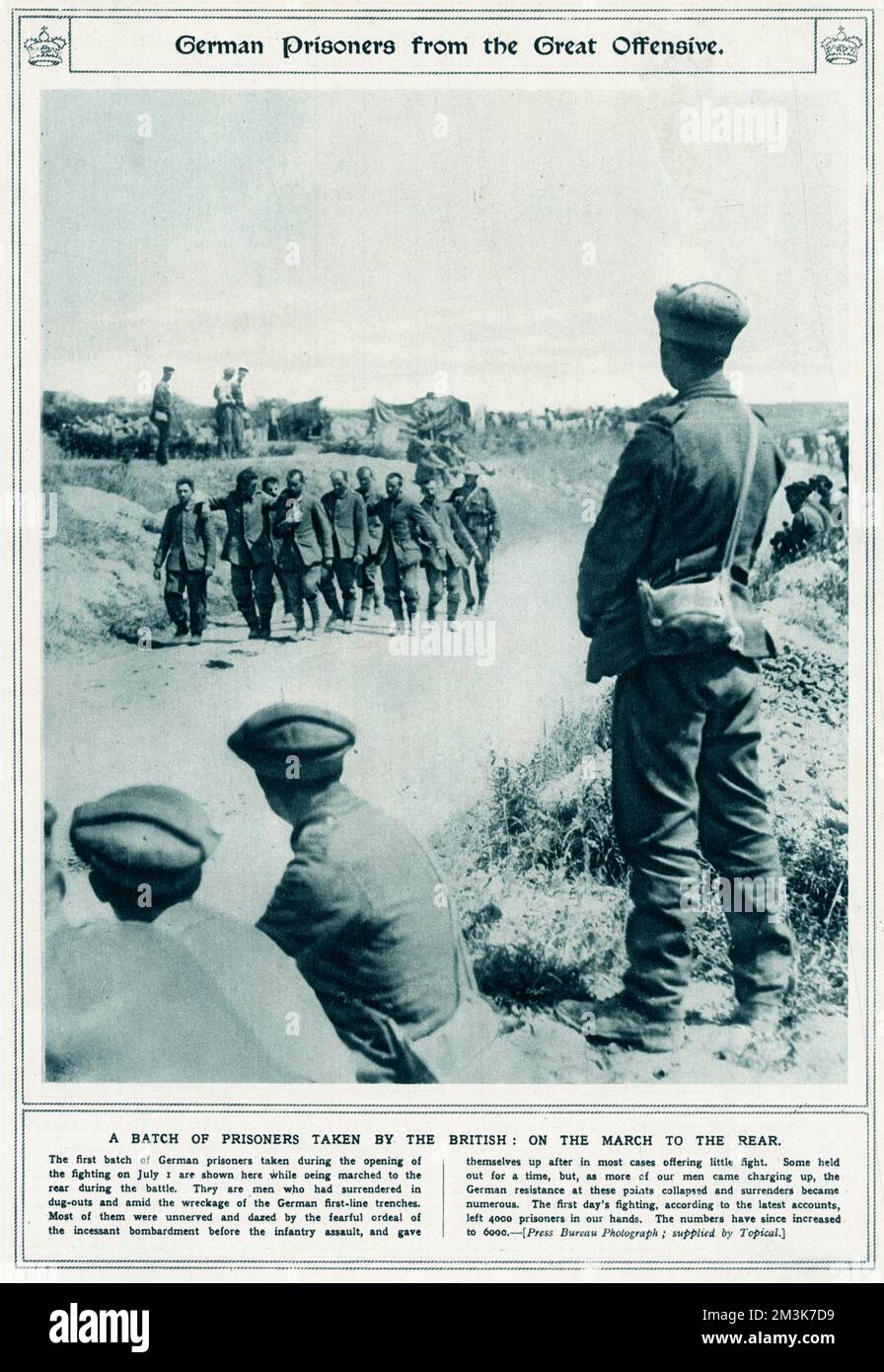 Le premier lot de prisonniers allemands pris lors de l'ouverture de la bataille de la somme le 1st juillet 1916. Date: 1916 Banque D'Images