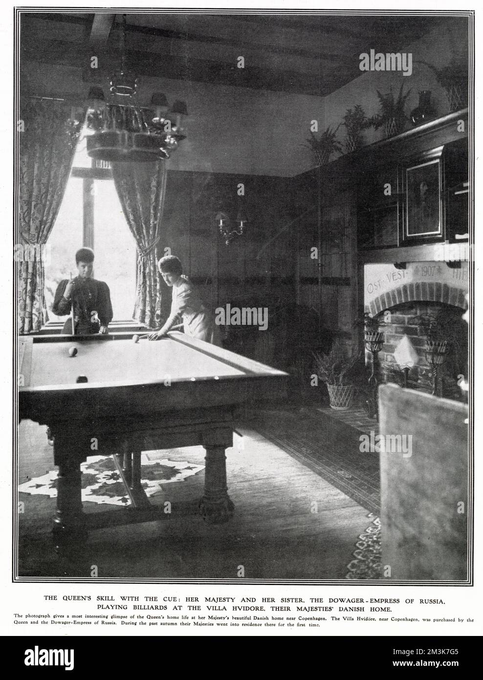 La reine Alexandra et sa sœur, l'impératrice Marie de Russie, jouent au billard en 1907 dans leur maison, la Villa Hvidore près de Copenhague. Banque D'Images