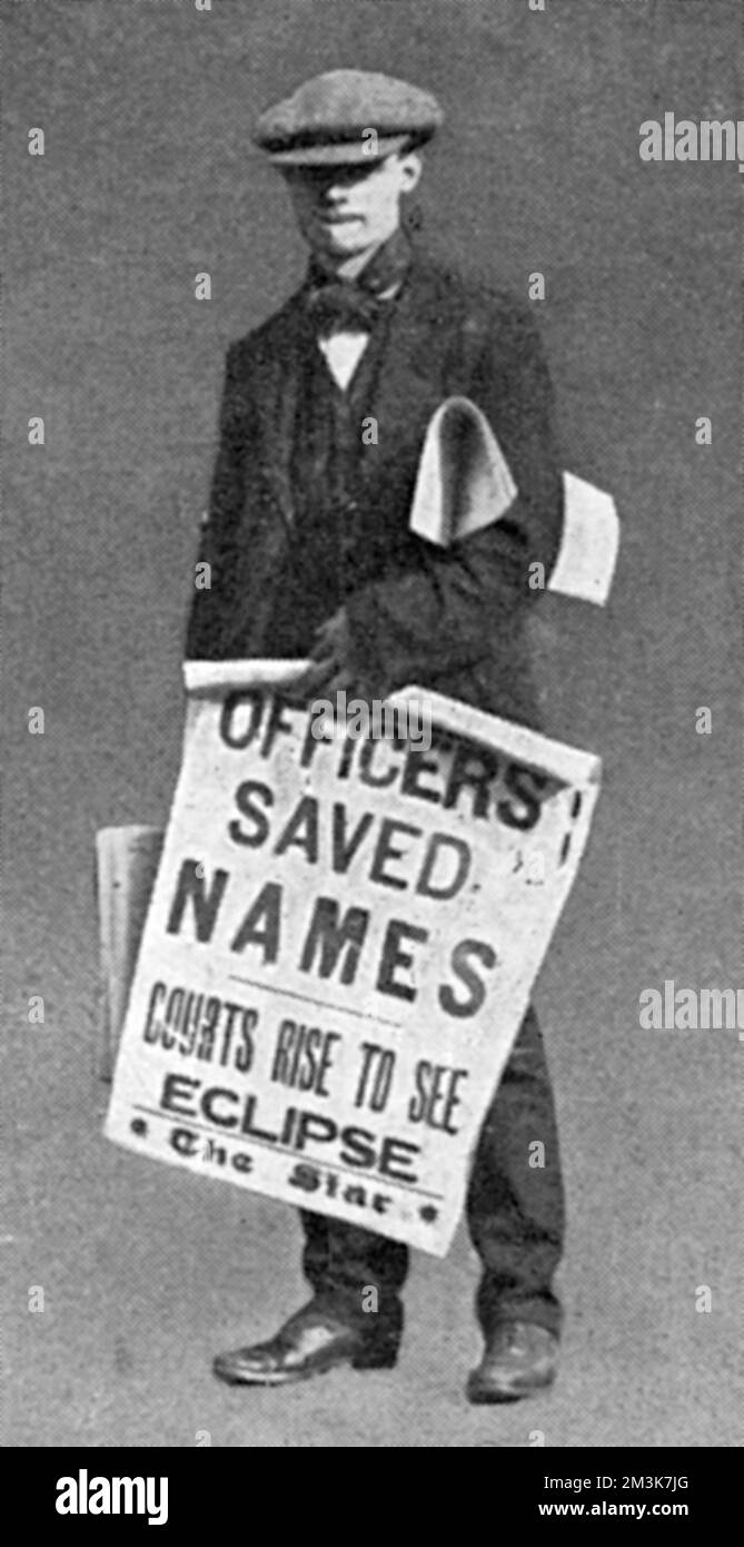 Comment les nouvelles du désastre du Titanic sont parvenues à Londres. Une photographie d'un garçon de journal. Date : 27th avril 1912 Banque D'Images