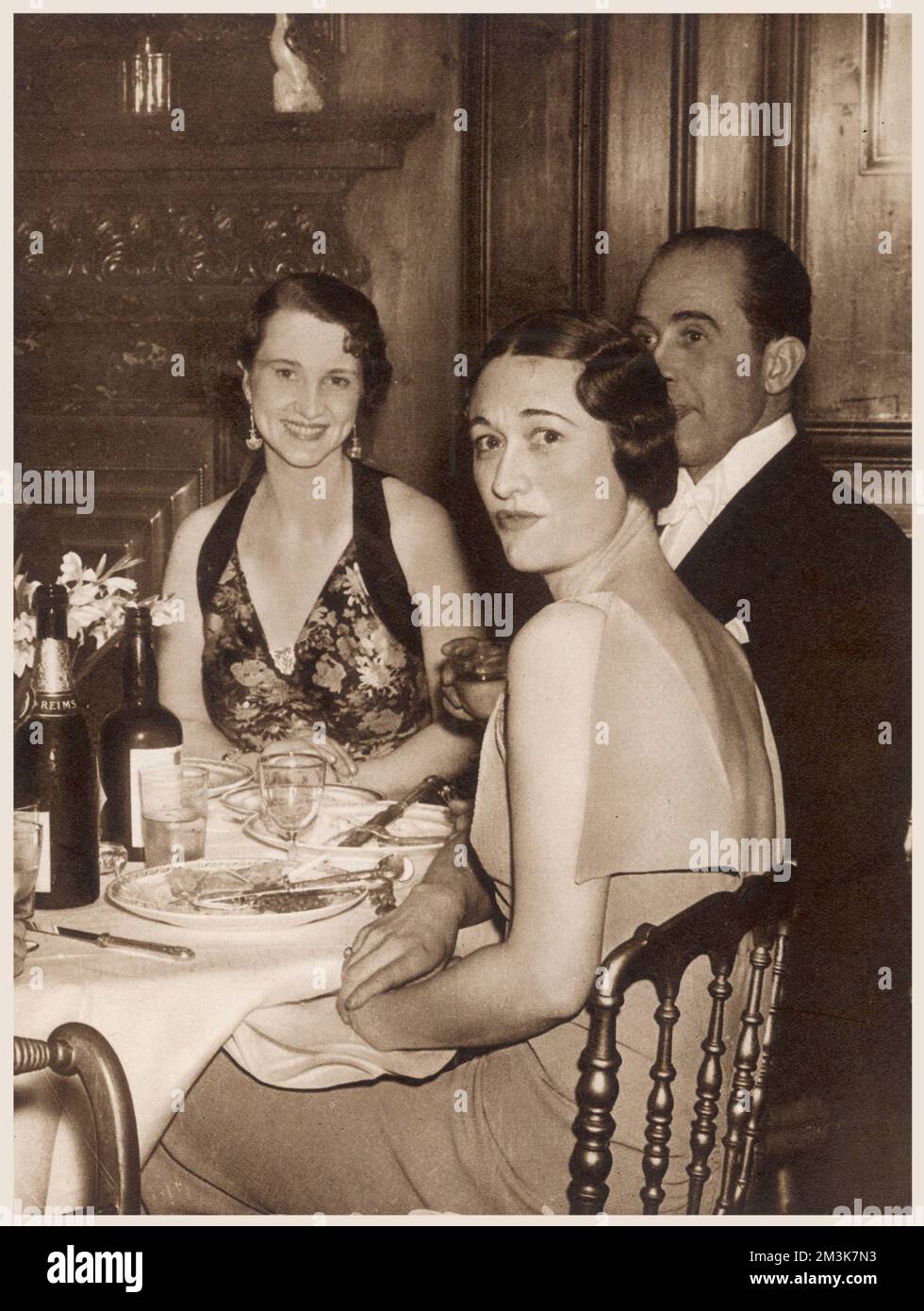 Wallis Simpson lors d'un dîner à Londres, 1936. Wallis Simpson (1896 - 1986), la duchesse de Windsor épousa le prince de Galles en 1937, après avoir abdiqué le trône. 1936 Banque D'Images