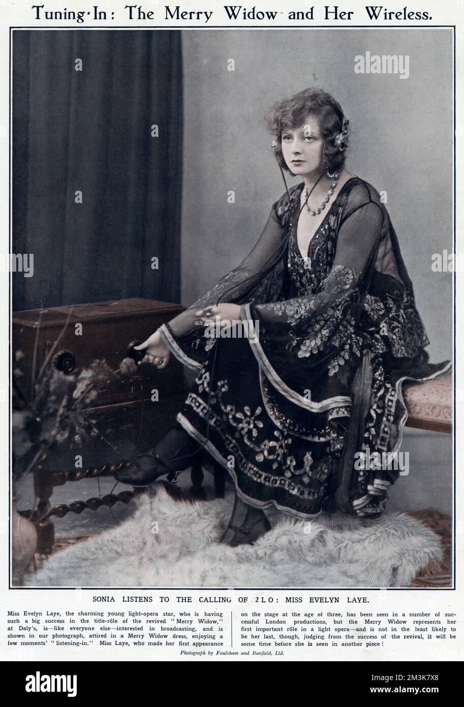 Evelyn Laye écoute de la musique 1923 Banque D'Images