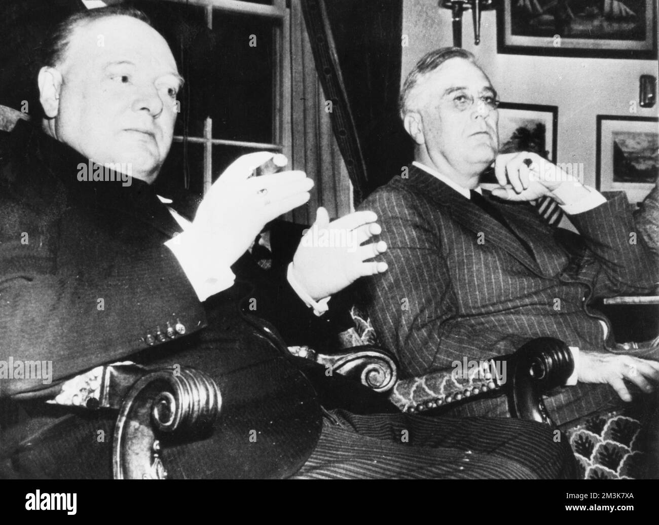 Winston Churchill, Premier ministre britannique et Franklin D. Roosevelt, président des États-Unis, lors d’une conférence de presse à la Maison Blanche, à la suite de leur réunion historique pour discuter de l’effort et de la stratégie de guerre des alliés en décembre 1941/janvier 1942. Date: 01/01/1942 Banque D'Images