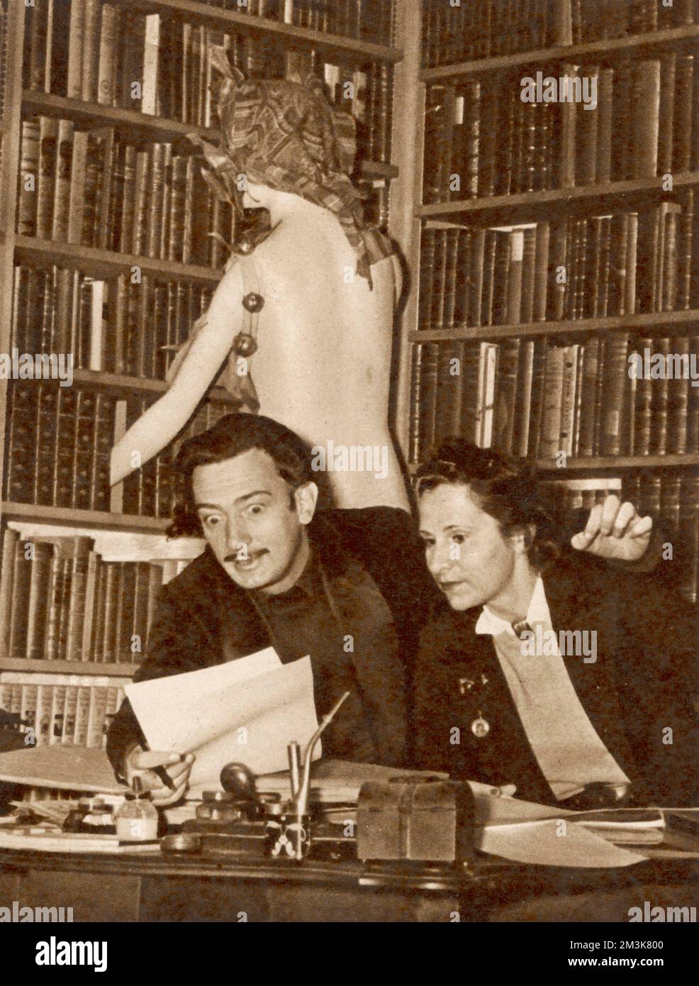 L'artiste surréaliste Salvador Dali (1904-1989) et son épouse Gala. À l'époque, il travaillait sur son livre "la vie secrète de Salvador Dali". Interrogé sur la présence de la statue, il a dit : « juste pour poser des questions aux gens. » Date: 02/04/1941 Banque D'Images