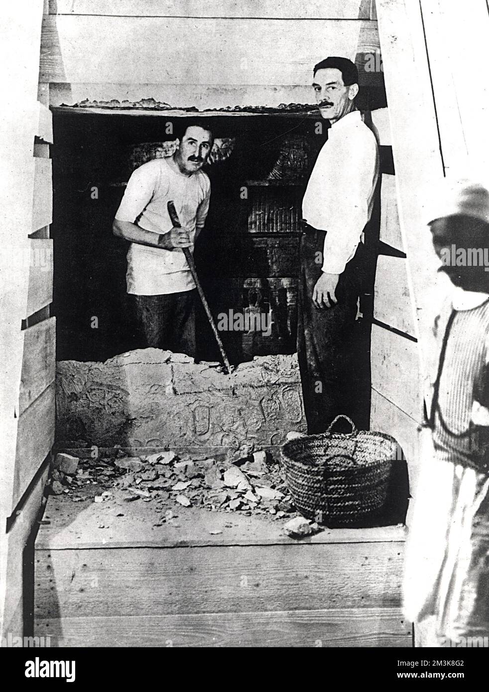 La photographie montre la deuxième étape d'entrée dans la chambre scellée du seul sanctuaire intact d'un pharaon jamais trouvé Banque D'Images