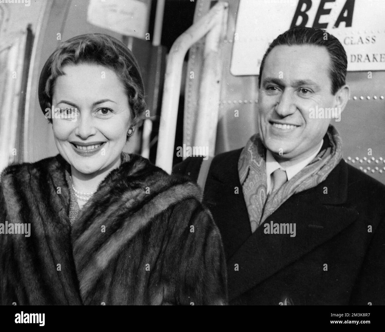 Olivia de Havilland, actrice de cinéma (née en 1916), photographiée avec son second mari Pierre Galante. Date: c.1955 Banque D'Images