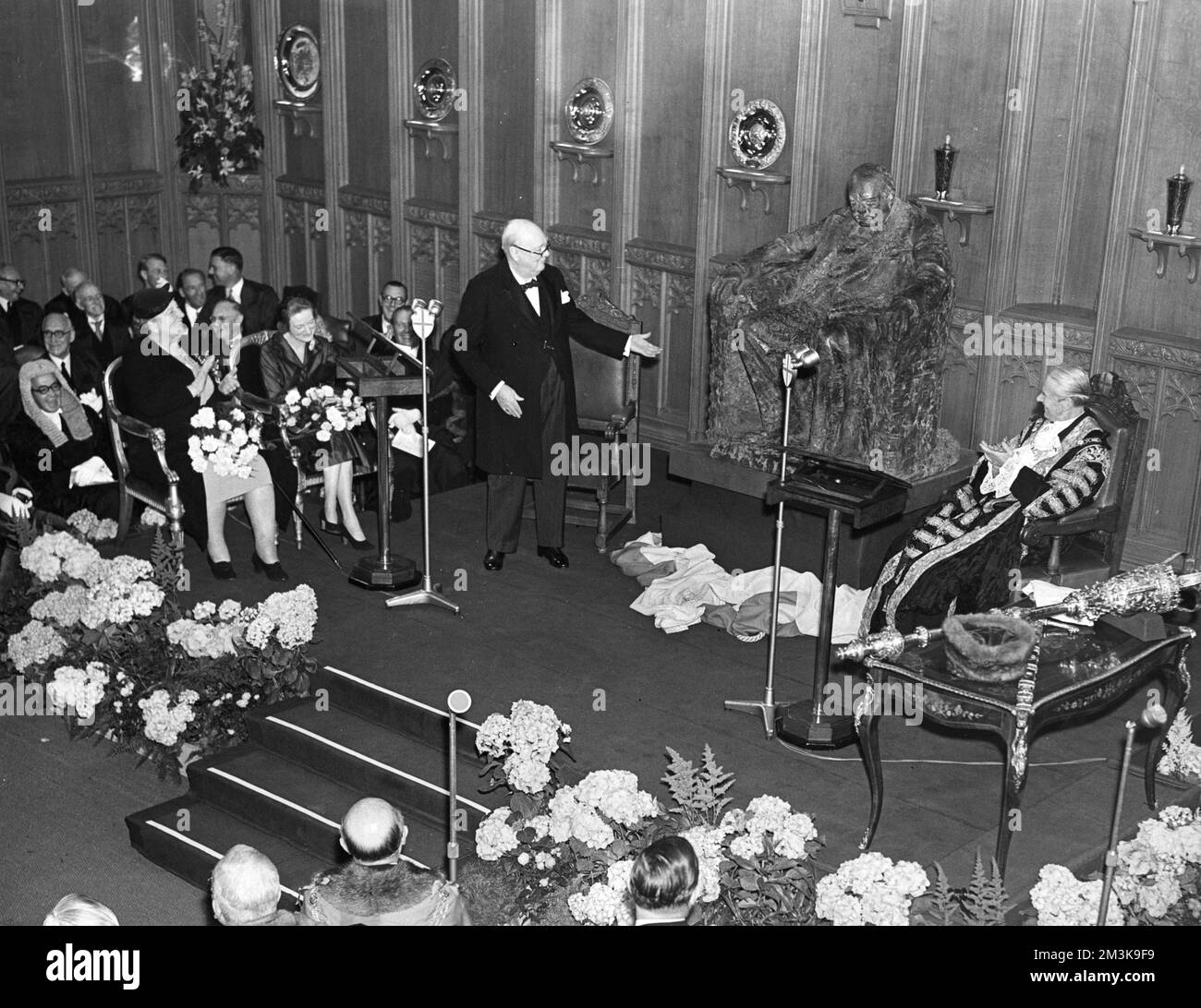 Sir Winston Leonard Spencer Churchill (1874-1965) politicien britannique et Premier ministre au Guildhall où une statue de bronze pleine grandeur de lui par Oscar Nemon a été dévoilée par le maire de Londres, Sir Seymour Howard Banque D'Images