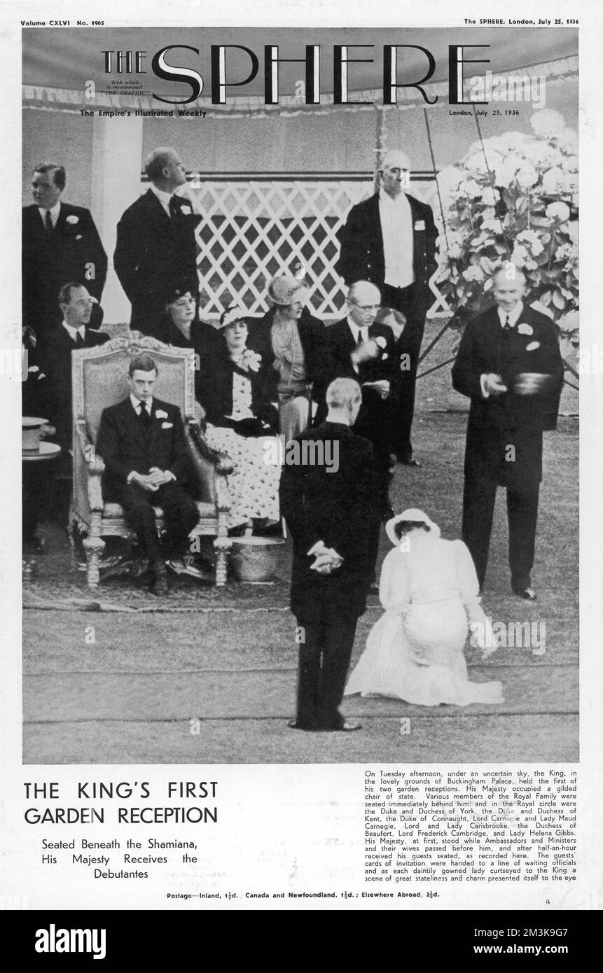 Le roi Edward VIII reçoit les dibutantes de la saison lors d'une fête de jardin au palais de Buckingham, assis sous un Shamiana. Dommage qu'il ait plu. Date : 25 juillet 1936 Banque D'Images