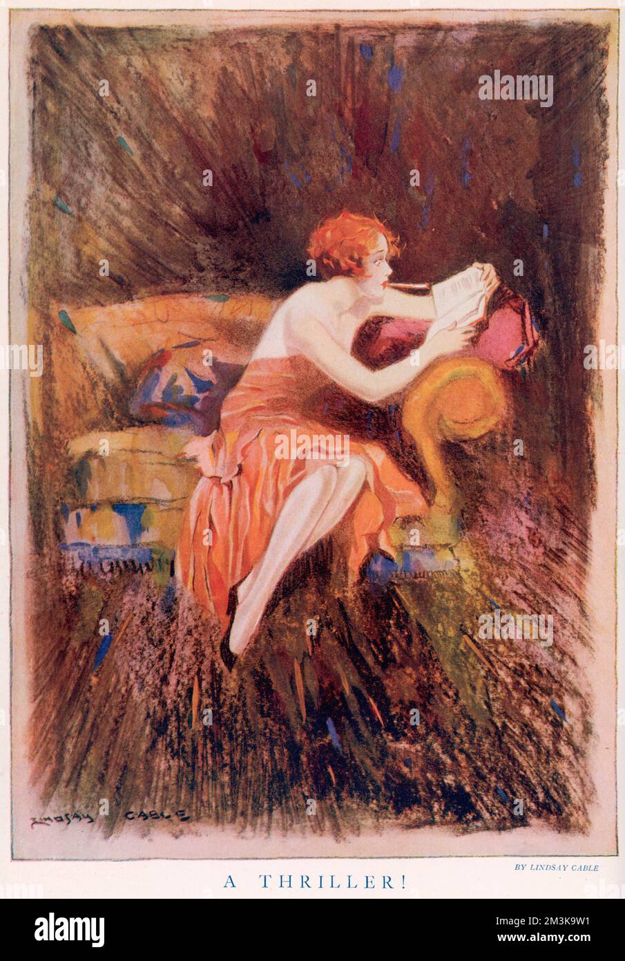 Une jeune femme, porte-cigarette perché avec art entre ses lèvres, lit un roman sensationnel, ses yeux larges sur le contenu. 1930 Banque D'Images