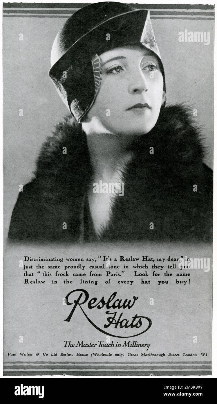 Modèle portant un chapeau tendance, par 'Reslaw', la laiterie. 1929 Banque D'Images