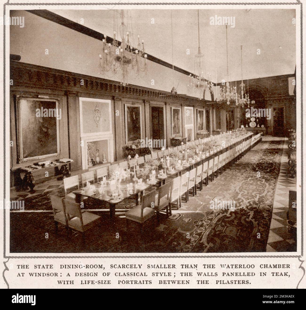 La salle à manger de l'État de la résidence de l'Inde Viceroy à New Delhi; un design de style classique; les murs lambrissés de teck avec des portraits grandeur nature entre les pilastres. 1935 Banque D'Images