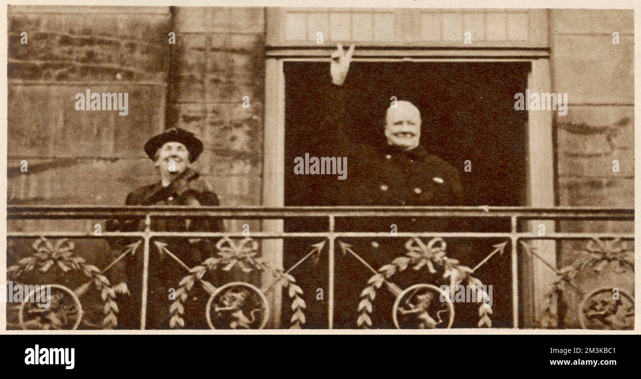 « En donnant le V-signe aux grandes foules qui se sont réunies pour l'encourager quand, accompagné de la reine Wilhemina des pays-Bas, il est sorti sur le balcon du Palais Royal à Amsterdam. » Date : mai 1946 Banque D'Images