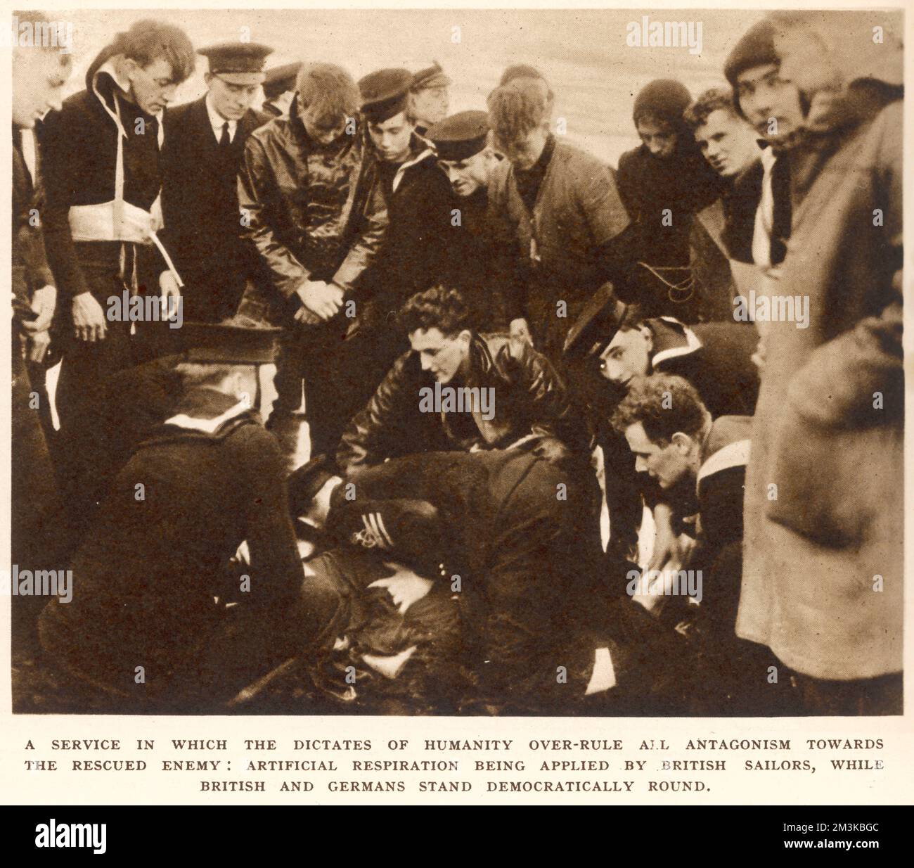 Respiration artificielle appliquée par les marins britanniques Banque D'Images