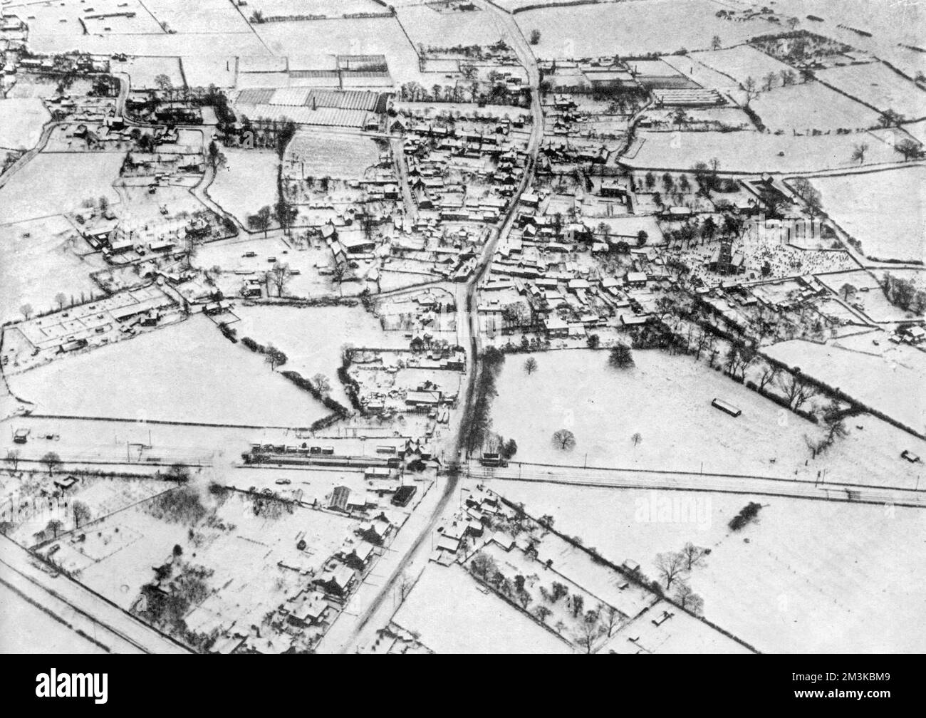 Une vue aérienne de Gozhill, près de Barton-on-Humber qui se trouvait sous un manteau épais de neige après les blizzards de janvier et février 1947, pendant l'un des pires hivers de Grande-Bretagne. Le Lincolnshire et le nord de l'Angleterre se sont retrouvés avec des routes bloquées et des routes d'approvisionnement étouffées pendant la période. Les vents forts, qui continuaient de prévaloir après la chute de la neige, provoquait des dérives qui, dans certains endroits, atteignaient une profondeur de 10 pieds. Date: 1947 Banque D'Images