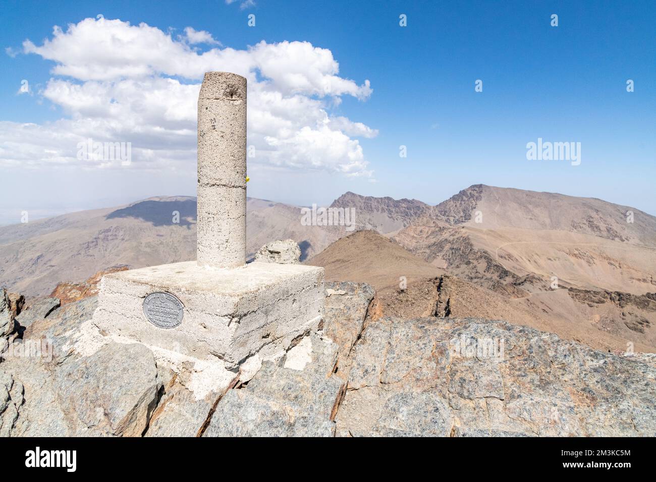 Un point de passage / trig à Pico Veleta dans la Sierra Nevada chaîne de montagnes en Andalousie, Espagne Banque D'Images