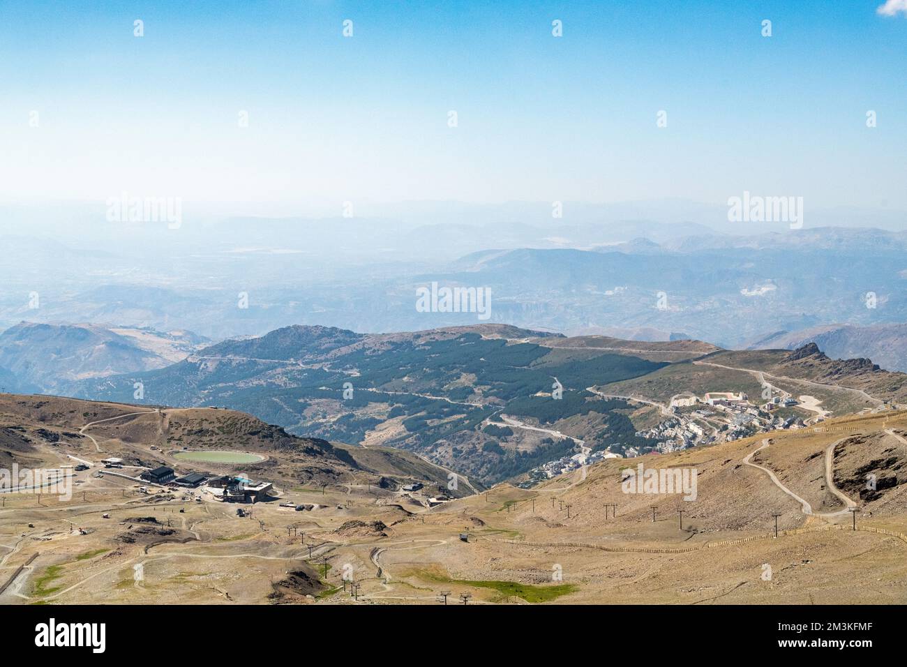 Vue sur la chaîne de montagnes de la Sierra Nevada en Andalousie, Espagne Banque D'Images