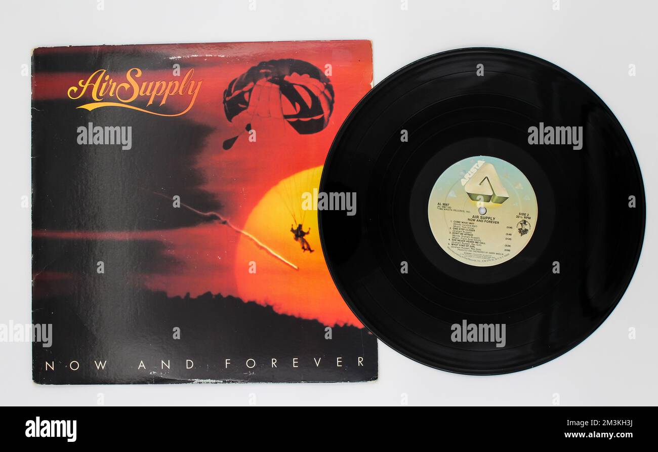 Australian Pop band, album de musique d'Air Supply sur disque vinyle LP. Intitulé : couverture de l'album Now and Forever Banque D'Images Australian Pop band, album de musique d'Air Supply sur disque vinyle LP. Intitulé : couverture de l'album Now and Forever Banque D'Images