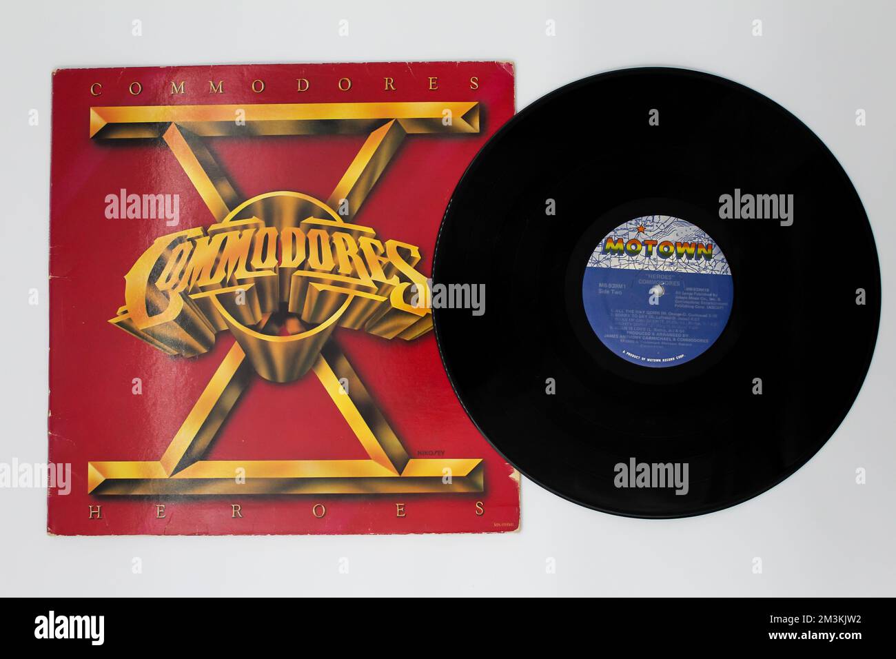 Heroes est le huitième album studio du groupe américain Funky and Soul, Commodores. Album de musique sur disque vinyle LP. Couverture et enregistrement de l'album. Banque D'Images