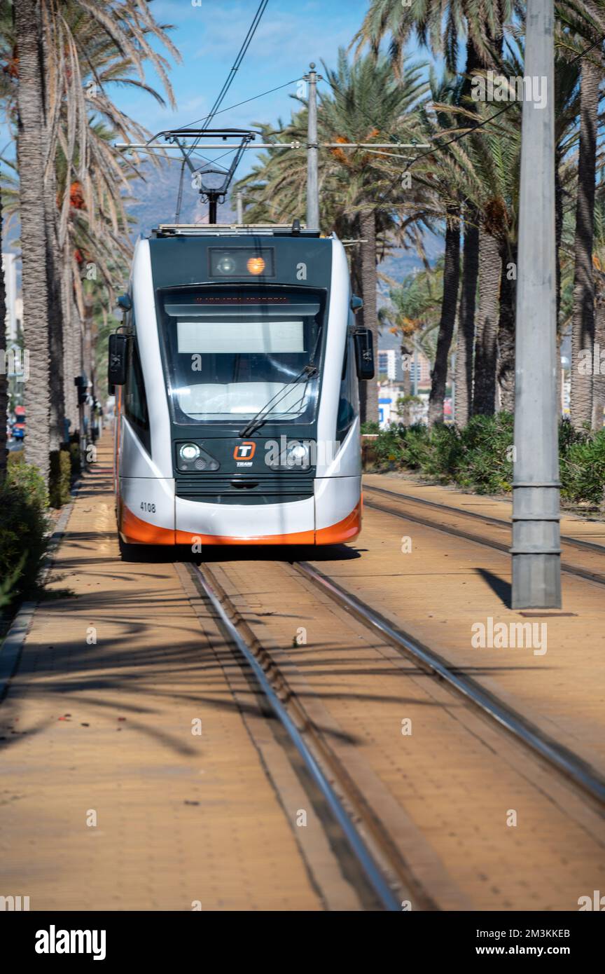 Alicante, Espagne : 2022 17 novembre : Alicante tramway métropolitain le long du Paseo Maritimo de San Juan à Alicante en 2022. Banque D'Images