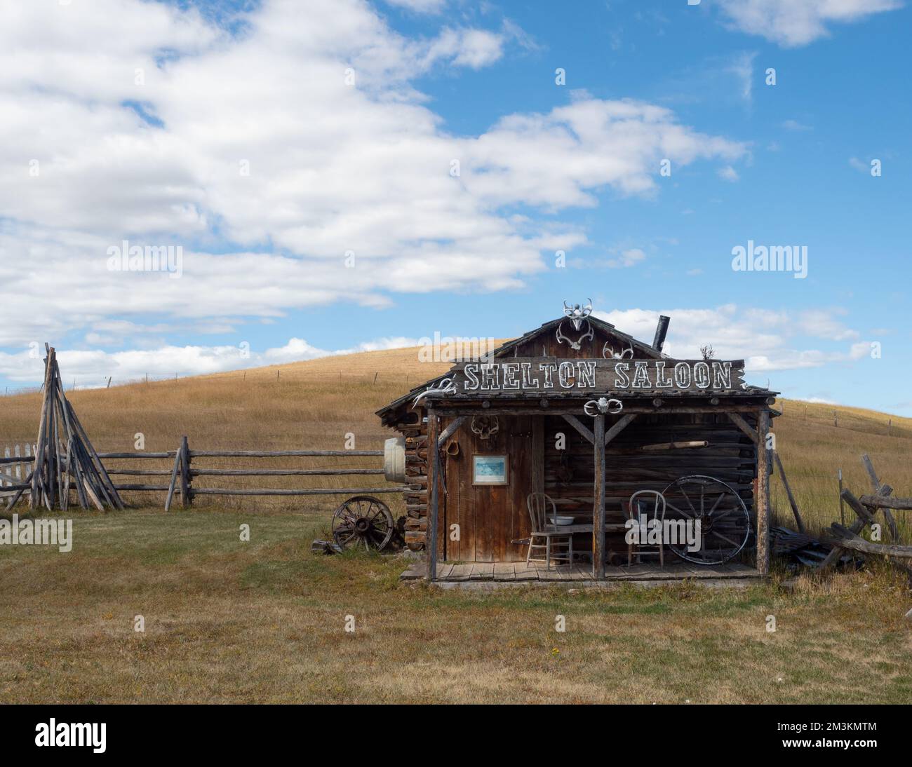 Réplique du Shelton Saloon, une cabane en rondins que l'artiste Charles M. Russell utilisait pour un studio, à Utica, Montana. Banque D'Images