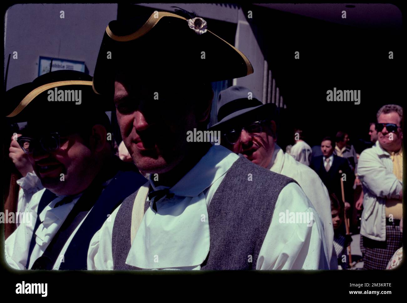 Personnes en robe de 18th-siècle à la reconstitution de la promenade de Paul Revere, Somerville, Massachusetts , reconstitutions historiques, vêtements et robe, Jours fériés, Journée des Patriotes. Collection Edmund L. Mitchell Banque D'Images