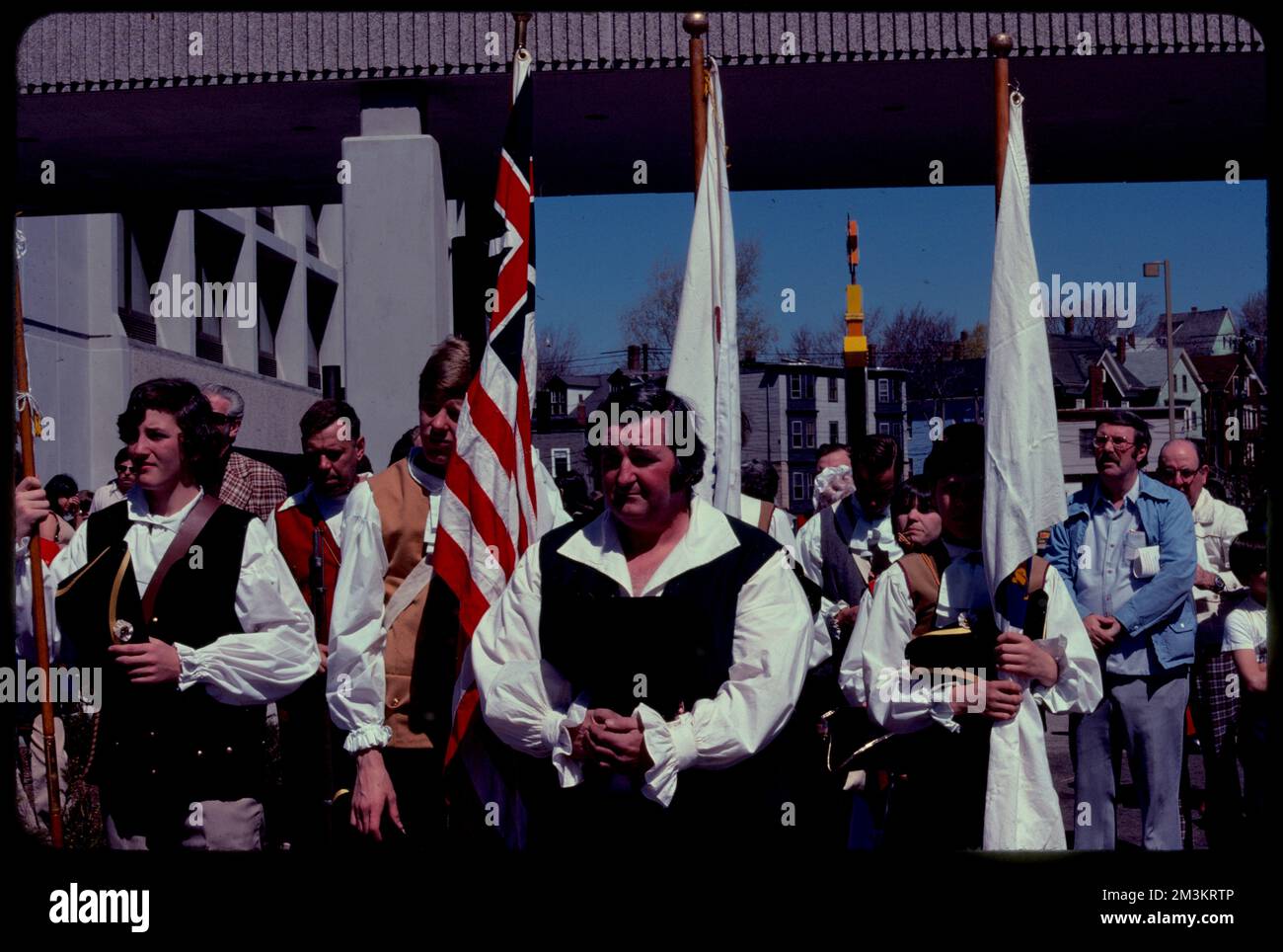 Personnes en robe de 18th-siècle à la reconstitution de la promenade de Paul Revere, Somerville, Massachusetts , reconstitutions historiques, vêtements et robe, Jours fériés, Journée des Patriotes. Collection Edmund L. Mitchell Banque D'Images