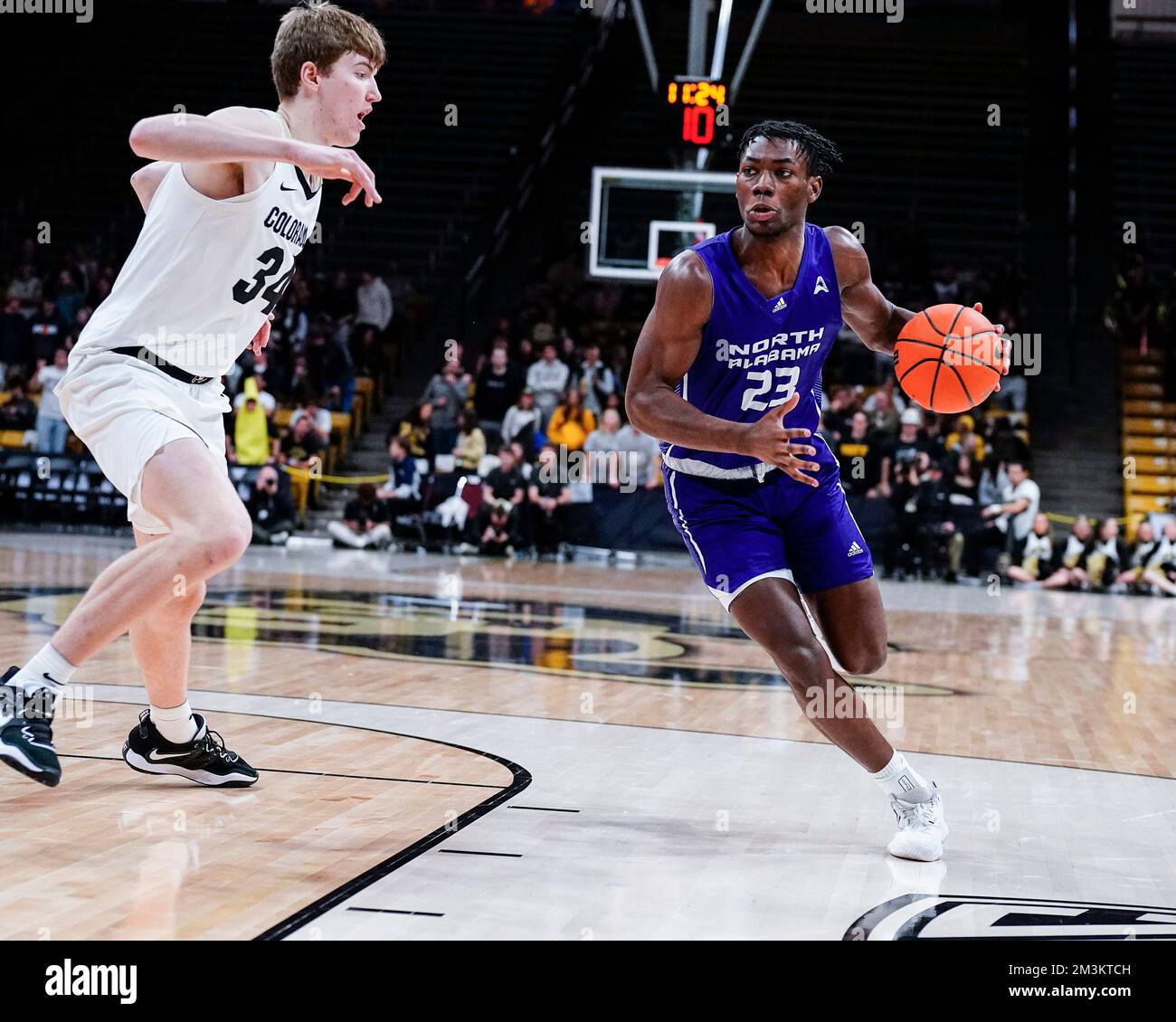 Boulder, Colorado, États-Unis. 15th décembre 2022. North Alabama Lions Forward Deraje Agbaosi (23) prend la voie dans le match de basket-ball masculin entre le Colorado et le nord de l'Alabama à Boulder, CO Derek Regensburger/CSM/Alamy Live News Banque D'Images