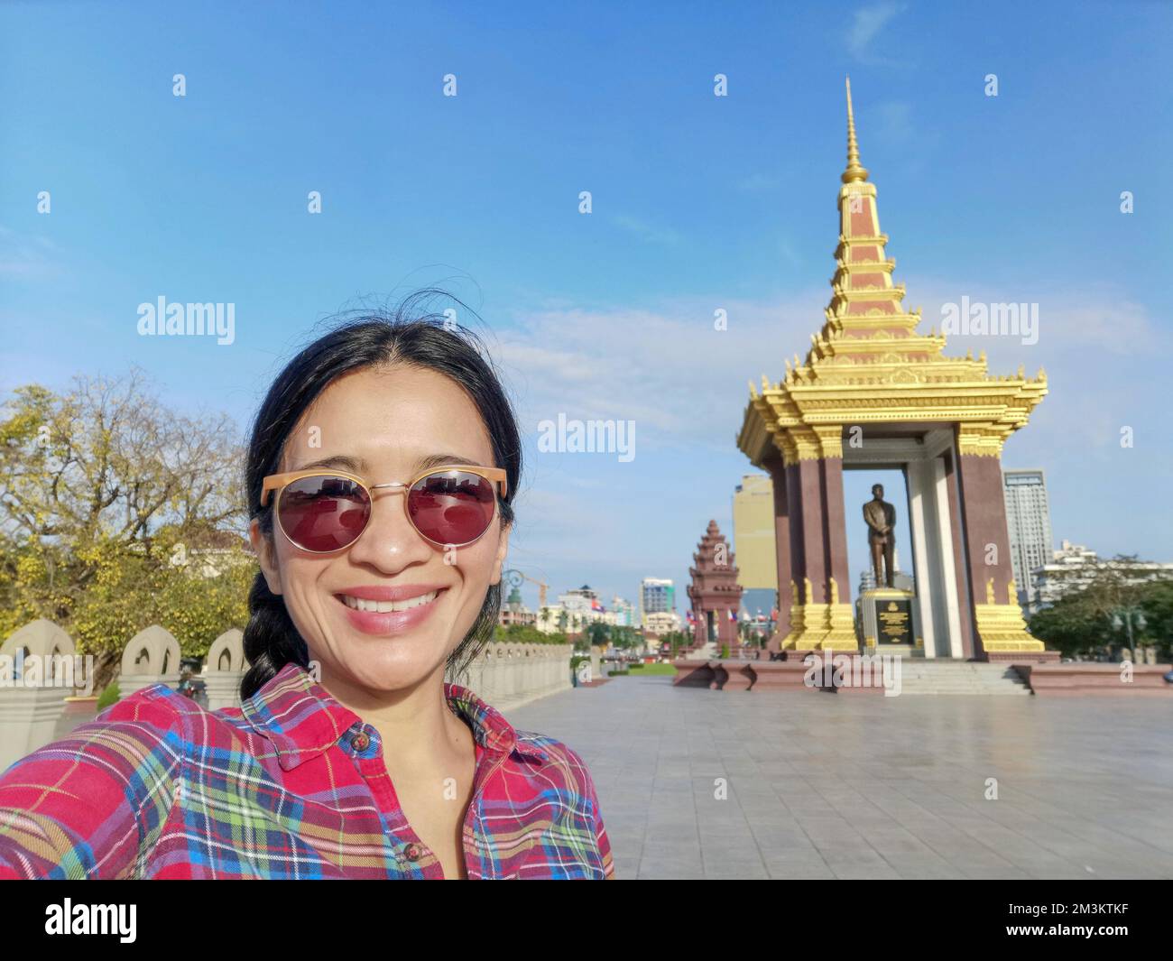 Une jeune touriste asiatique prend un selfie à la statue du Roi Père Norodom Sihanouk Memorial à Phnom Penh, au Cambodge. Banque D'Images