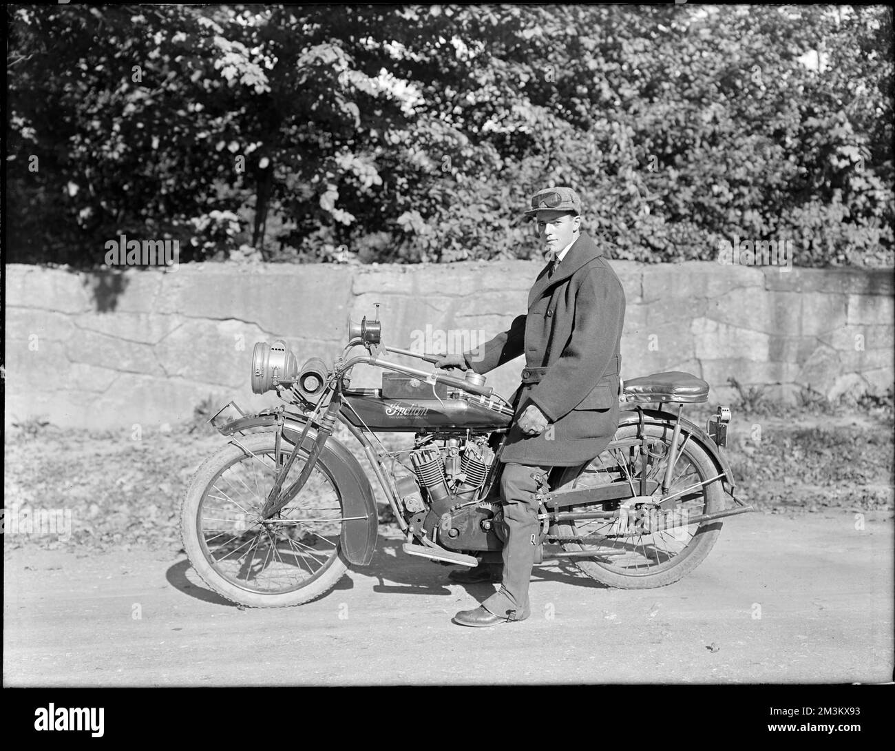 Phillip Smith sur Indian Motorcycle, Perkins Street, près de Ward's Pond , Motorcycles. Collection Leon Abdalian Banque D'Images