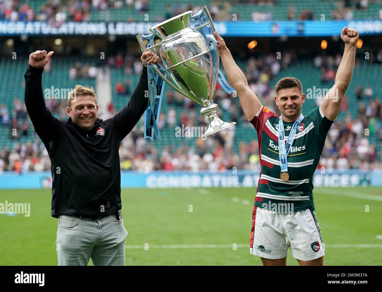 Photo du dossier datée du 18-06-2022 de Tom Youngs (à gauche) et Ben Youngs levant le trophée Gallagher Premiership, le neuvième titre pour Leicester Tigers après avoir battu Saracens 15-12 dans la finale à Twickenham. Date de publication : vendredi 16 décembre 2022. Banque D'Images