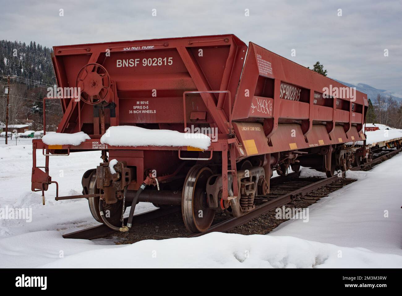 Un wagon-bennage sur les voies ferrées du chantier ferroviaire de BNSF, dans la ville de Troy, Montana Burlington Northern et Santa Fe Railway a été formé en 1996, W Banque D'Images