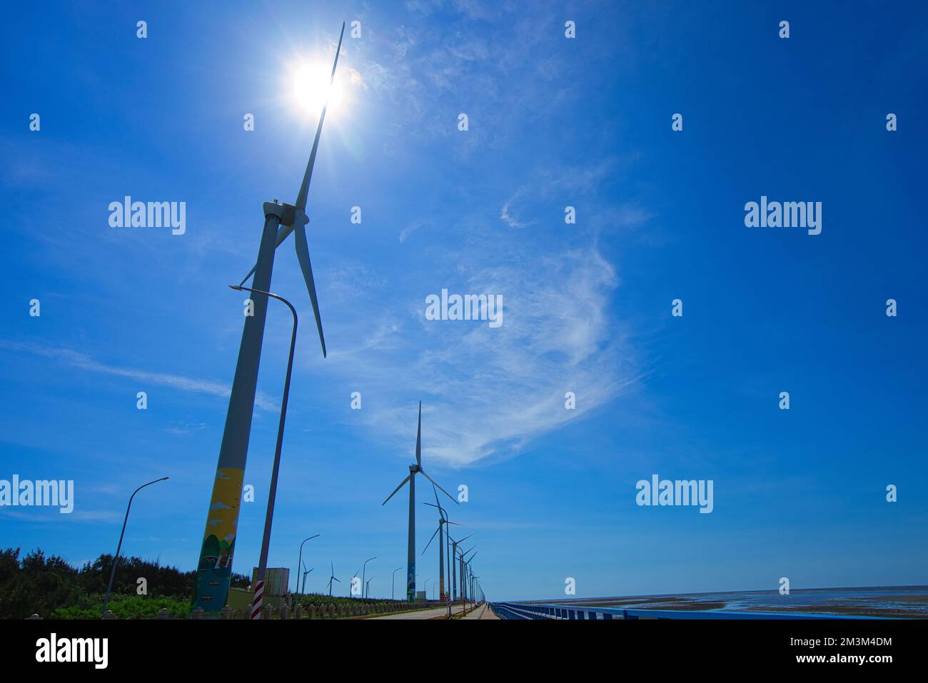 Un paysage de puissance éolienne sous ciel bleu et nuages blancs. Les moulins à vent sont des endroits pittoresques dans la zone humide de Gaomei, Taichung City, Taïwan. Banque D'Images