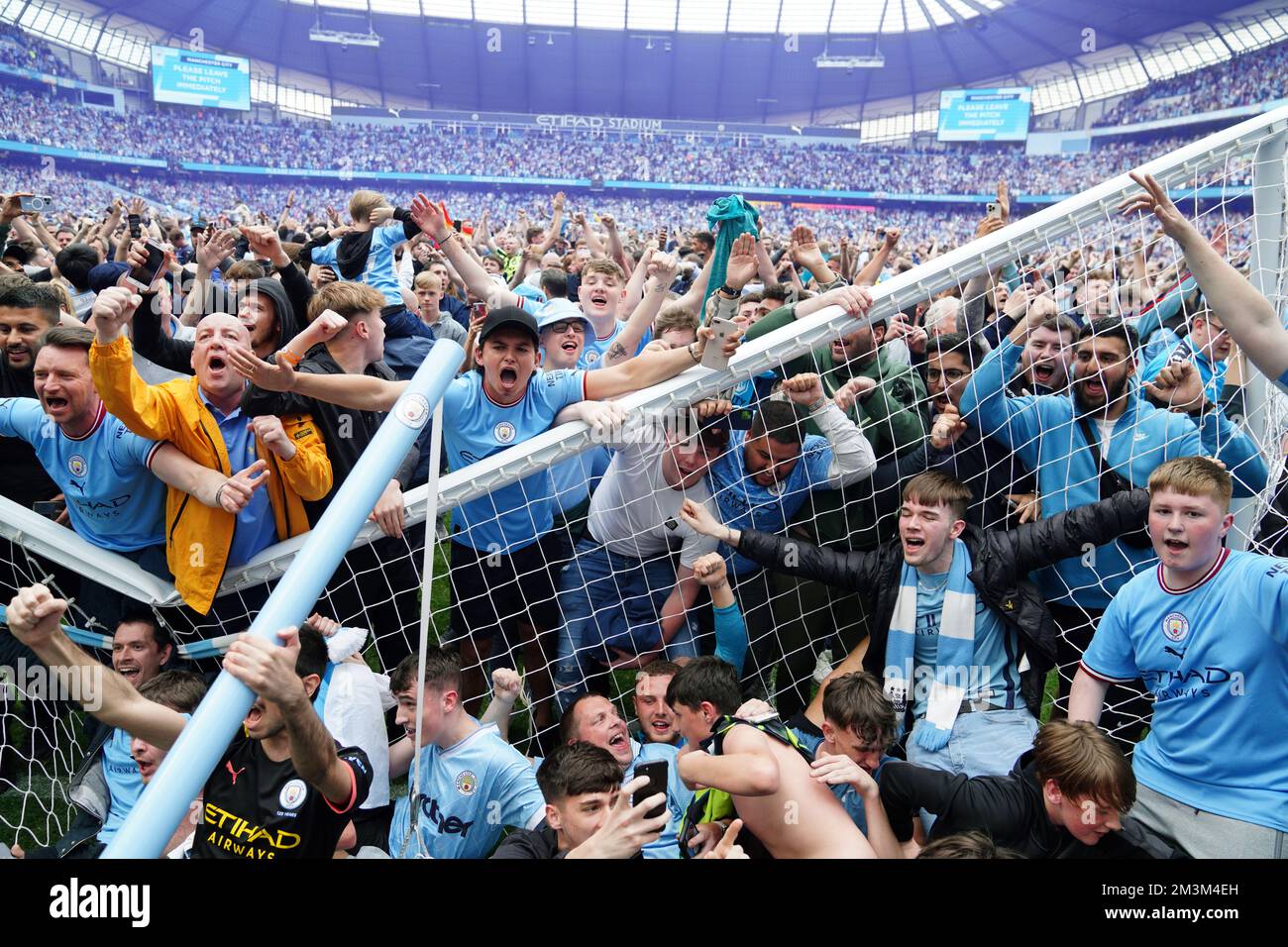 Photo de dossier datée du 22-05-2022 des fans de Manchester City envahissant le terrain après que leur côté a gagné la Premier League. Le 7th octobre, Manchester City a été condamnée à une amende de £260 000 et a reçu un avertissement concernant l'invasion du terrain qui a suivi la victoire de son titre de Premier League en mai. Date de publication : vendredi 16 décembre 2022. Banque D'Images