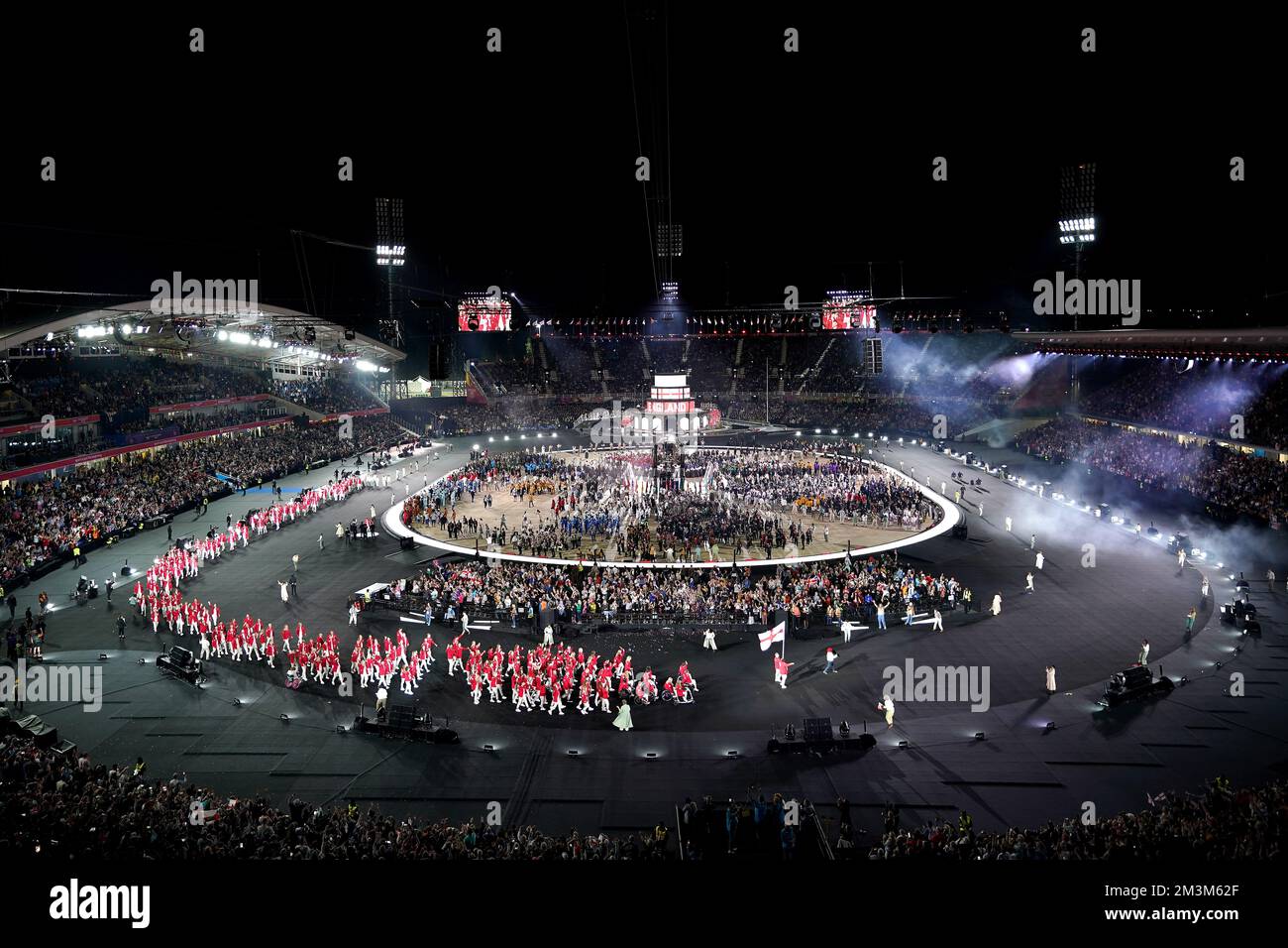 Photo du dossier datée du 28-07-2022 de vue générale alors que les athlètes d'Angleterre entrent dans le stade lors de la cérémonie d'ouverture des Jeux du Commonwealth de Birmingham 2022 au stade Alexander, à Birmingham. Le succès des Jeux du Commonwealth de Birmingham montre un avenir meilleur pour cet événement. Date de publication : vendredi 16 décembre 2022. Banque D'Images