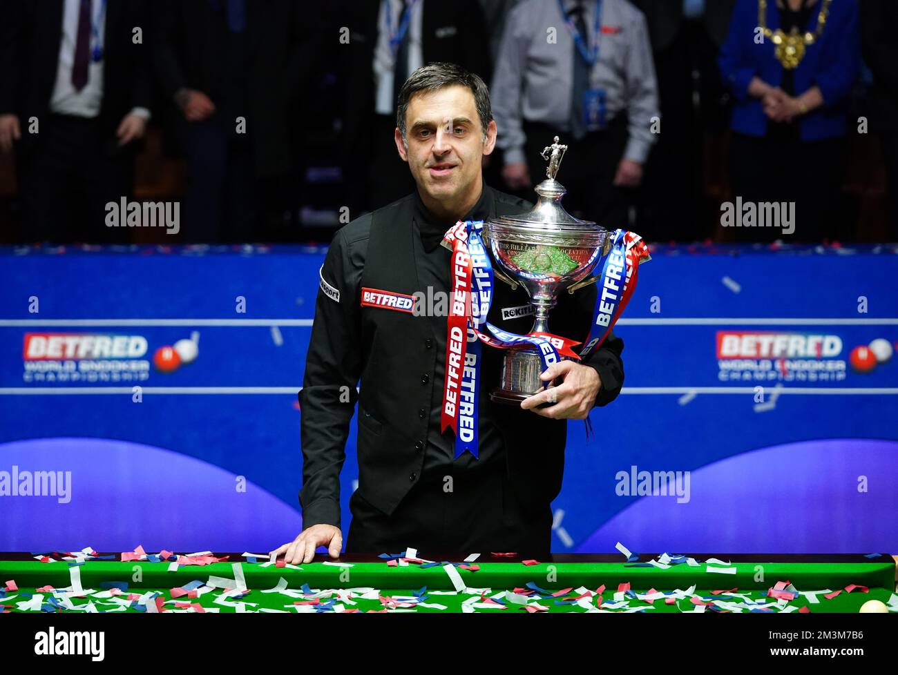 Photo du dossier datée du 02-05-2022 de Ronnie O'Sullivan célèbre avec le trophée. Ronnie O’Sullivan a célébré un autre titre mondial au Crucible en mai. Date de publication : vendredi 16 décembre 2022. Banque D'Images