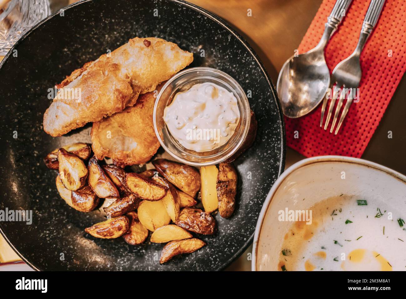 Soupe : Cullen - soupe écossaise épaisse avec poisson blanc fumé et hors-d'œuvre : chips de poisson, sauce tartare. Cuisine traditionnelle de l'Ecosse Banque D'Images