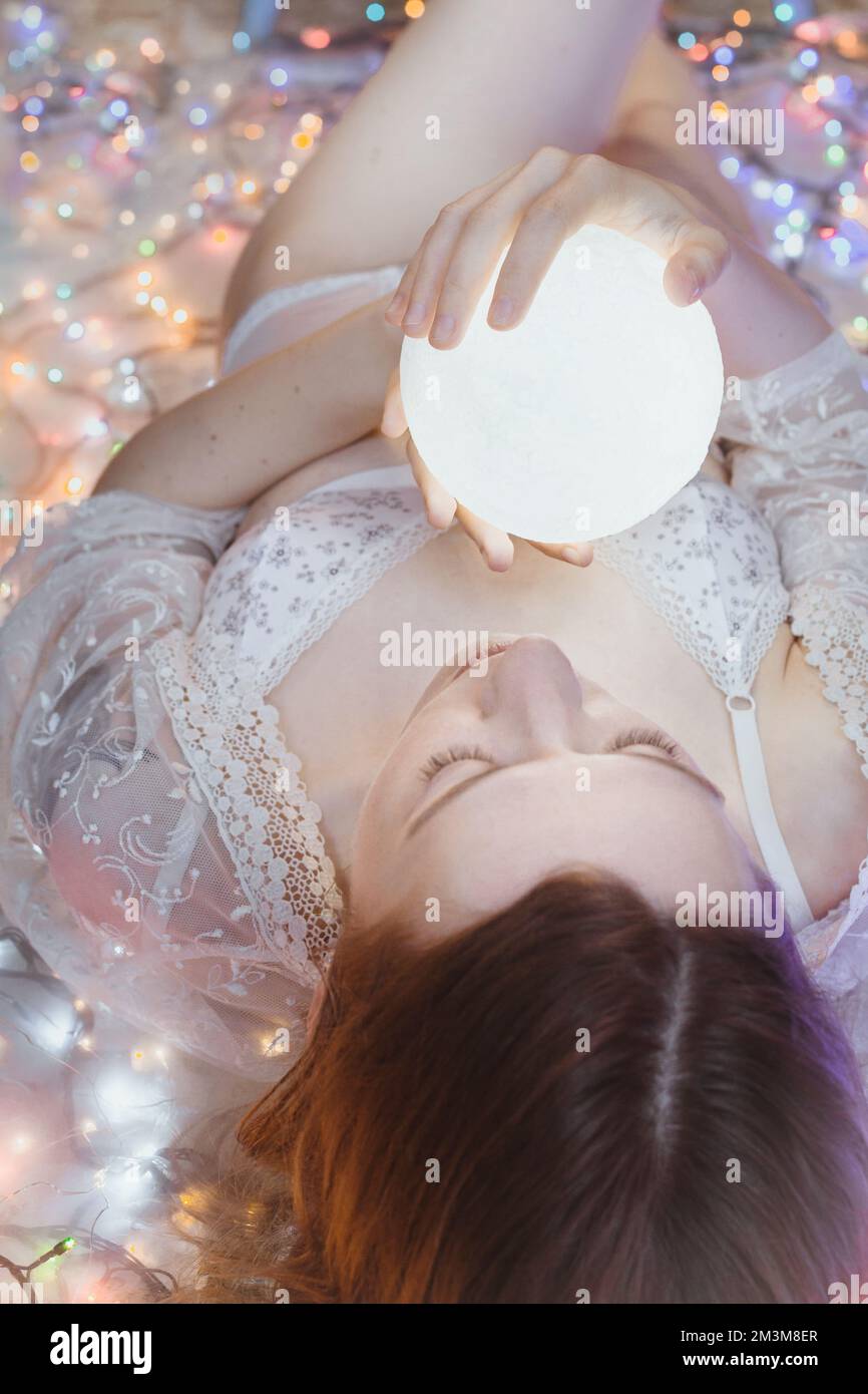 Gros plan jeune femme tenant le ballon magique dans les mains portrait image Banque D'Images