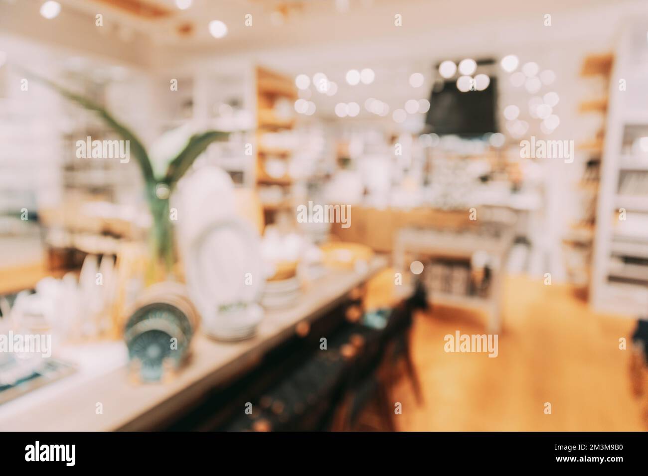 Accessoires pour la maison et produits ménagers pour la salle à manger dans le magasin du centre commercial. Vue sur une table magnifiquement décorée. Accessoires de vaisselle pour la maison Banque D'Images