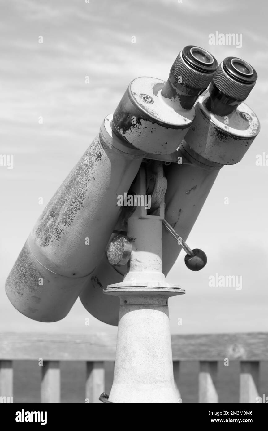 Grandes jumelles en métal sur le pont d'observation Banque D'Images